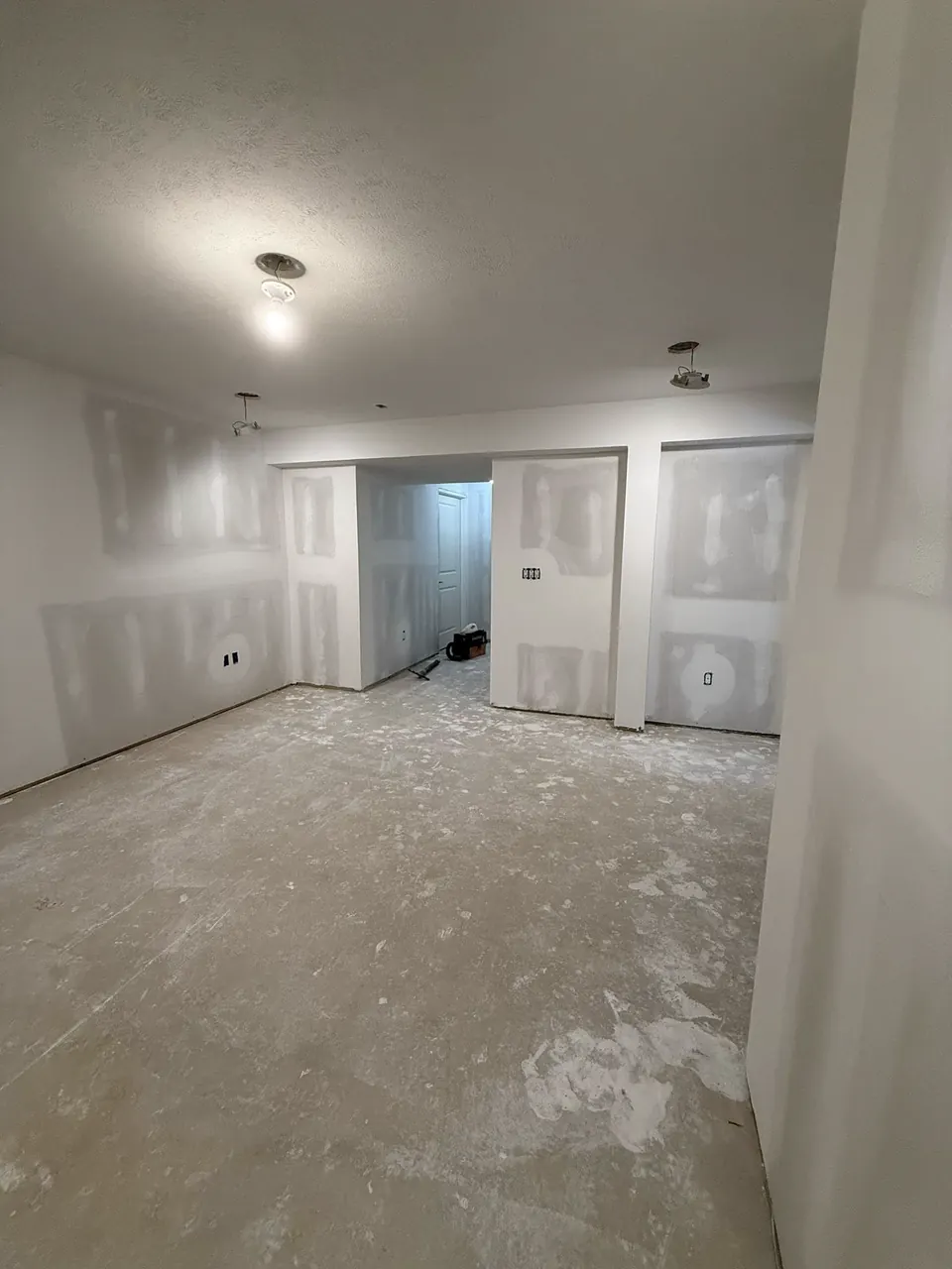 Basement room with coated wall and ceiling joints
